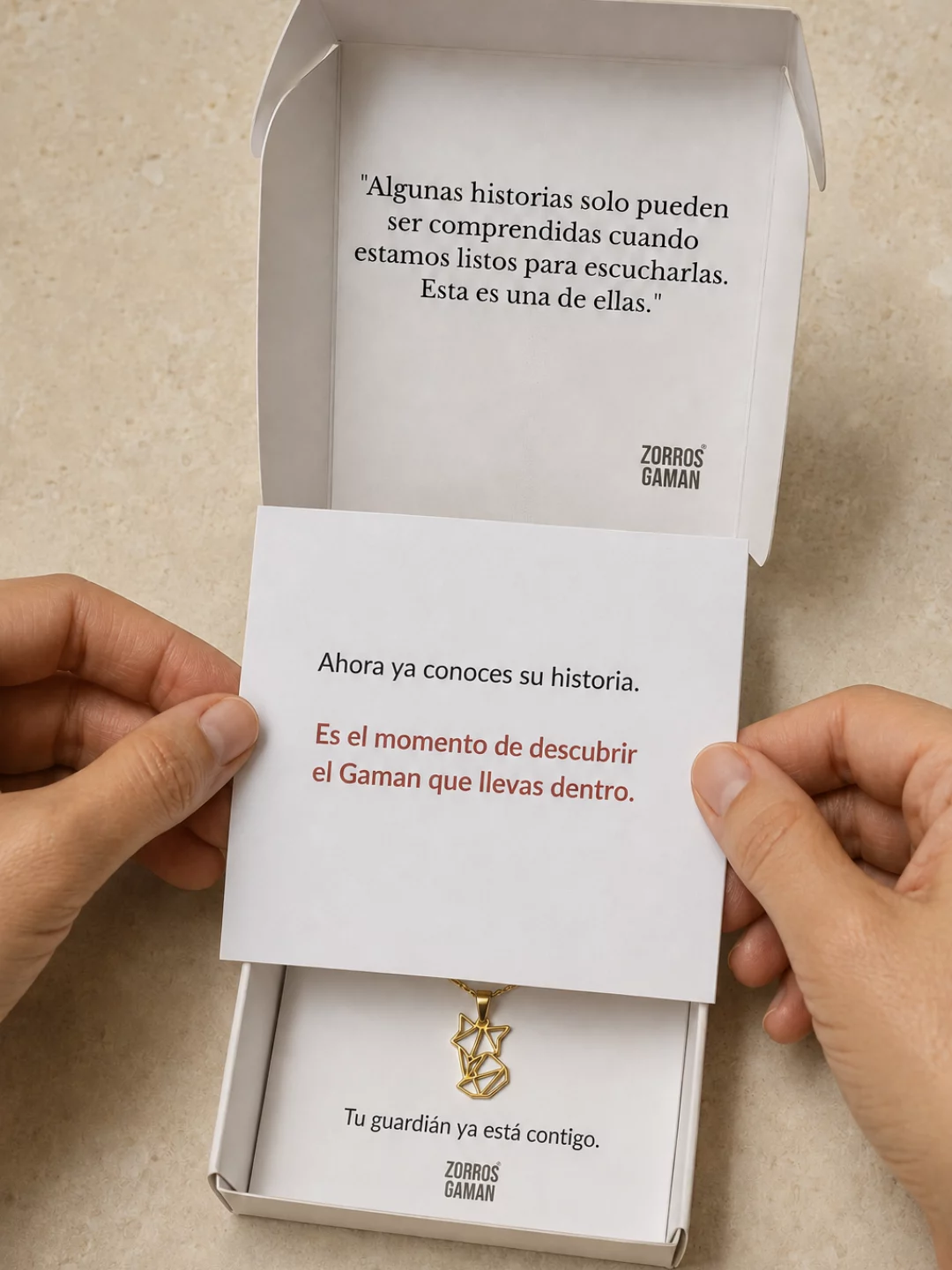 La caja abierta con su carta y el colgante Gaman en oro dentro
