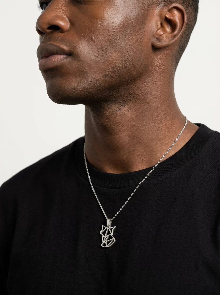 Hombre con el colgante Gaman en plata sobre camiseta negra